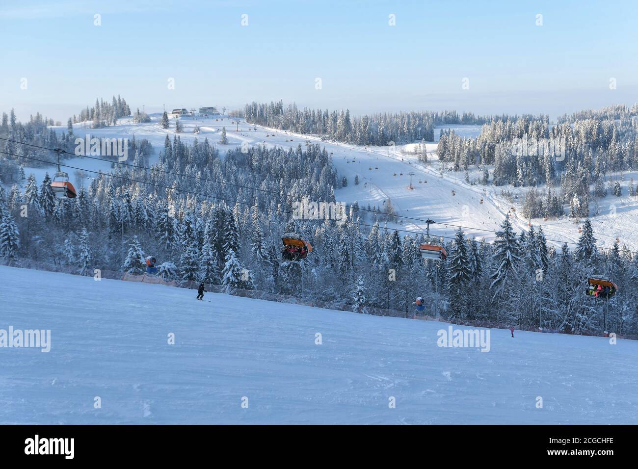 Skipiste im Wintersportort in Bialka Tatrzanska. Winterschneelandschaft. Stockfoto