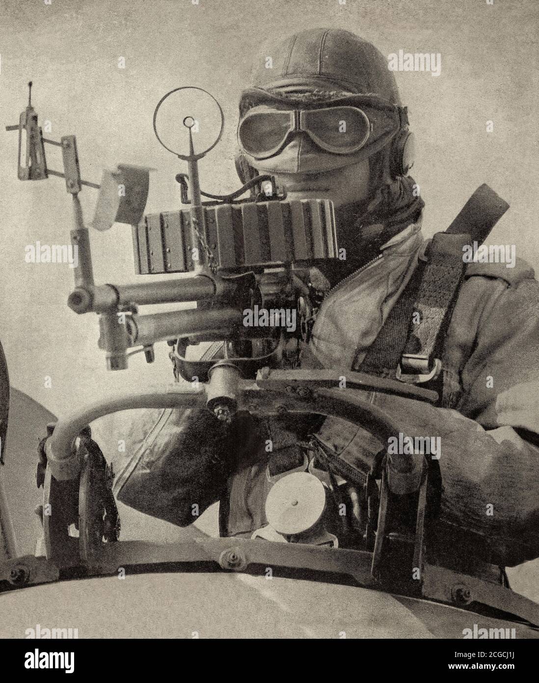 Ein Zeitungsschnitt, der einen WWI-Flugzeugläufer zeigt, der ein Lewis MK III-Maschinengewehr mit automatischer Weitsicht anfertigt. Lewis-Kanonen wurden ausgiebig auf britischen und französischen Flugzeugen während des Ersten Weltkriegs verwendet, entweder als Beobachterwaffe oder als Waffe eines Schützen oder als zusätzliche Waffe zu den gängigsten Vickers. Die Popularität des Lewis als Flugzeugmaschinengewehr war teilweise auf sein geringes Gewicht, die Tatsache, dass es luftgekühlt wurde und dass es selbst-geschlossene 97-Runde Trommelmagazine verwendet. Stockfoto