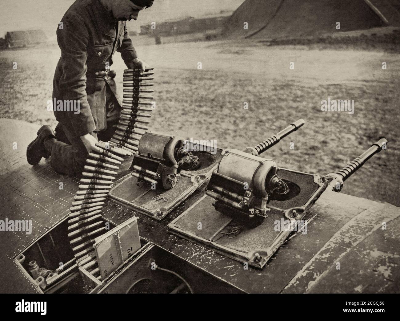 Ein Zeitungsschnitt, der zeigt, wie Munition in den Flügel eines Hawker Hurricane, des britischen Einsitz-Kampfflugzeugs, geladen wird. Bewaffnet mit acht .303 Zoll (7.7 mm) Browning Maschinengewehren, erwies sich der Kämpfer als eine stabile Waffenplattform. Die Bewaffnung wurde in zwei Lots von vier in großen Kanonenbuchten in den äußeren Flügelplatten eingebaut angeordnet. Stockfoto