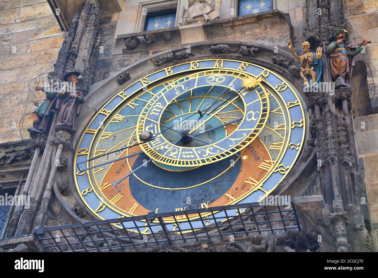 Nahaufnahme der astronomischen Uhr am Rathaus auf dem Altstädter Ring in Prag. Berühmte Touristenattraktion. Stockfoto