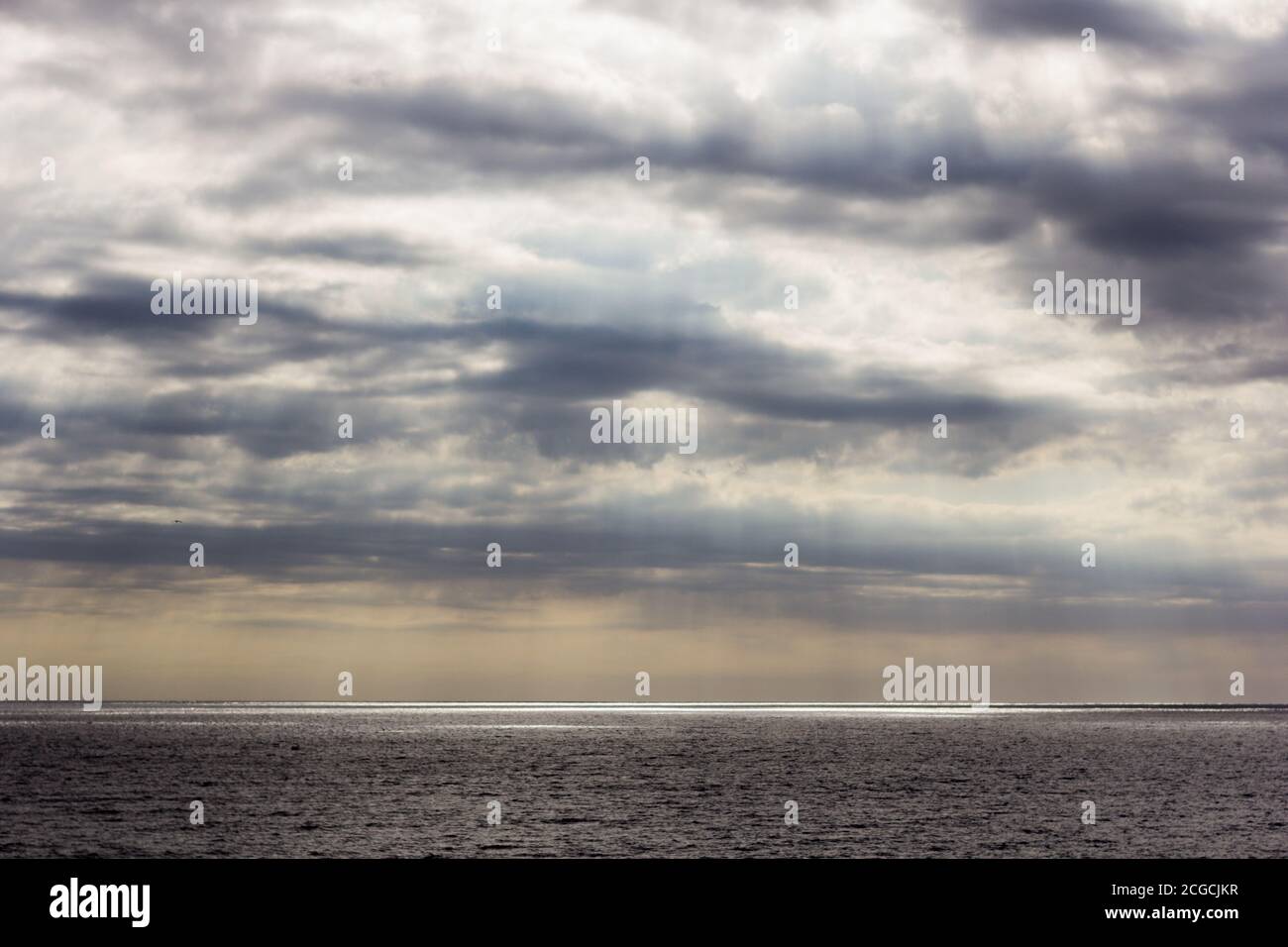 Lichter und Schatten auf dem Mittelmeer, bedrohliche Wolken, schöne Beleuchtung auf dem Meer; Lichtungen und Wolken. Lichter und Schatten. Stockfoto