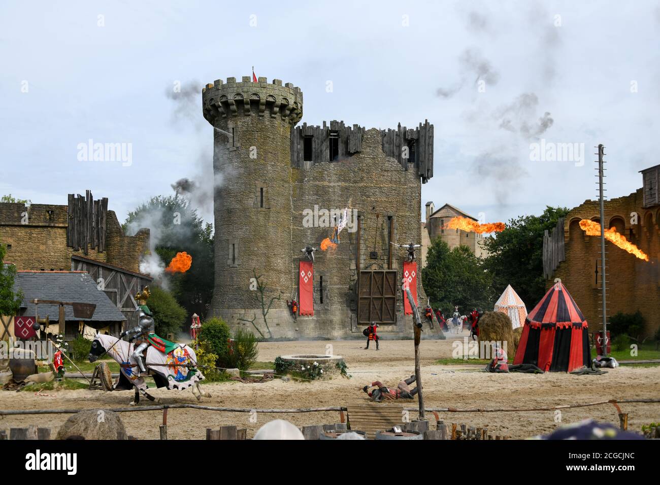 Puy Du Fou, Frankreich. 23. Juli 2020. Ritter, Pferde und Mädchen in einer mittelalterlichen Show im Puy Du Fou. Stockfoto