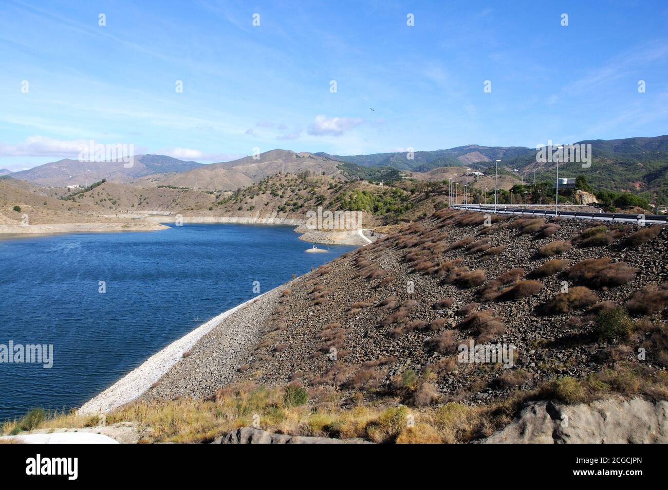 Blick über La Concepcion Behälter in Richtung der Berge (Quebrada del Limonero), Malaga, Costa del Sol, Provinz Malaga, Andalusien, Spanien, Europa Stockfoto