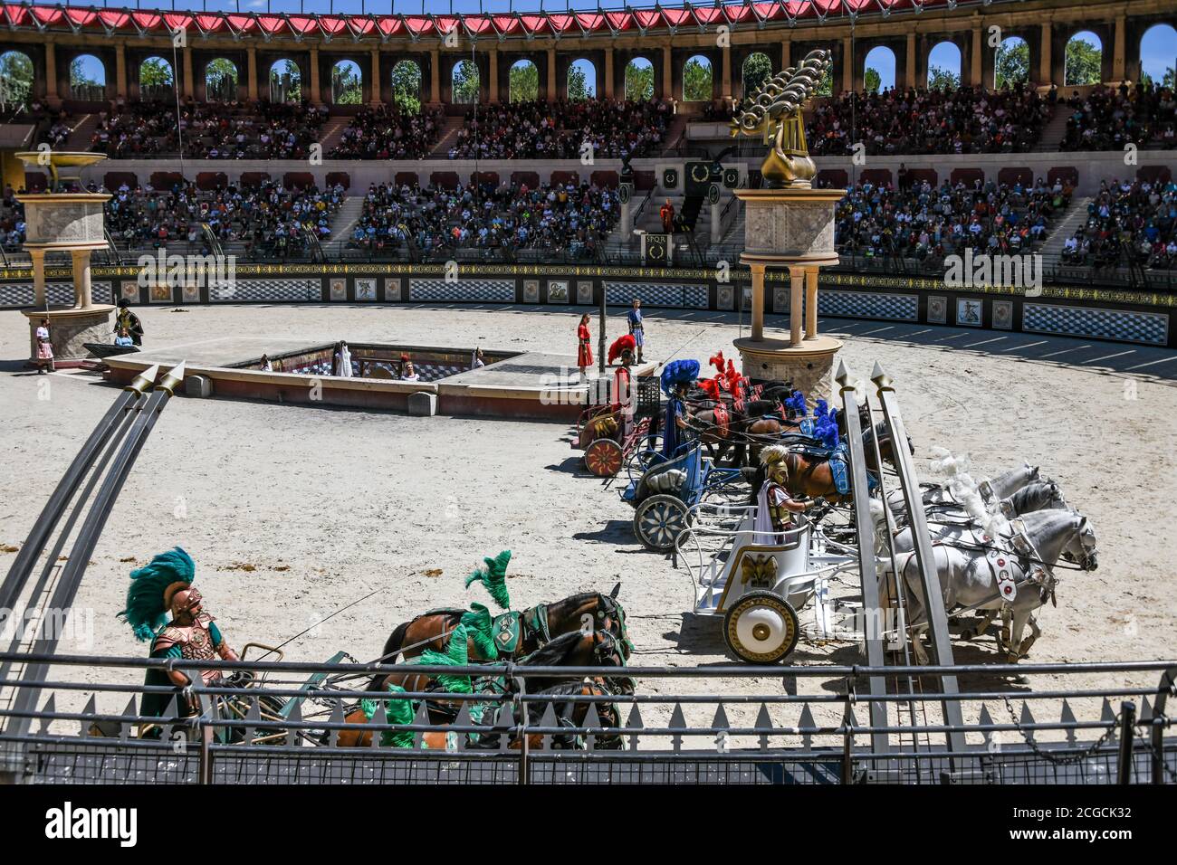 Puy Du Fou, Frankreich. 23. Juli 2020. Pferderennen in der Le Signe Du Triomphe Show. Stockfoto