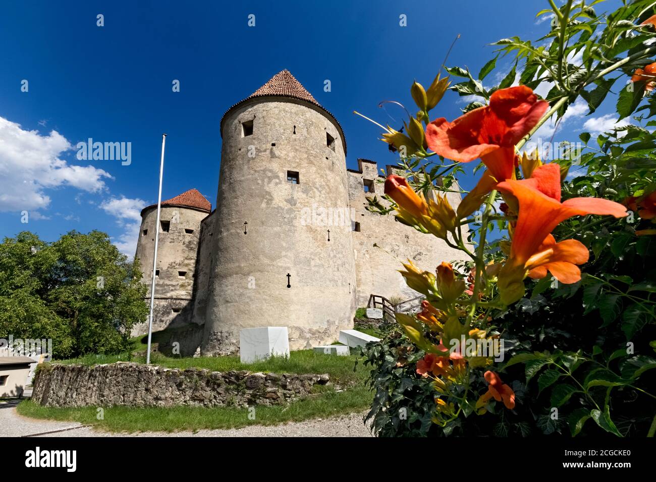 Das mittelalterliche Schloss Kastelbell im Vinschgau. Castelbello-Ciardes, Provinz Bozen, Trentino-Südtirol, Italien, Europa. Stockfoto