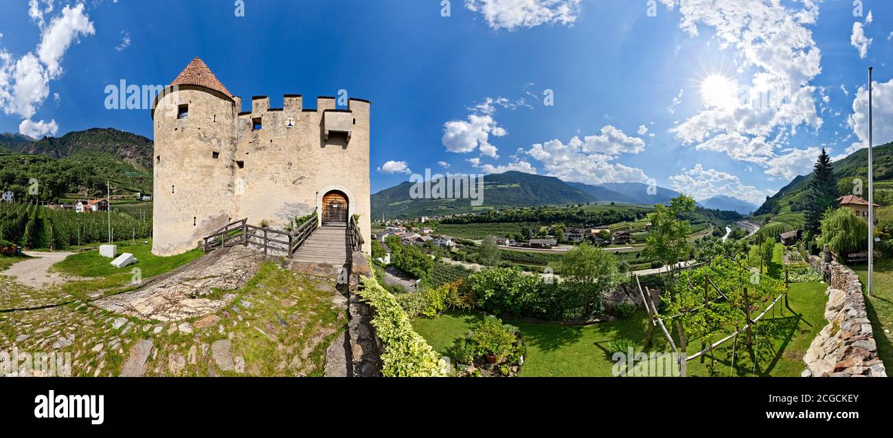 Das mittelalterliche Schloss Kastelbell im Vinschgau. Castelbello-Ciardes, Provinz Bozen, Trentino-Südtirol, Italien, Europa. Stockfoto