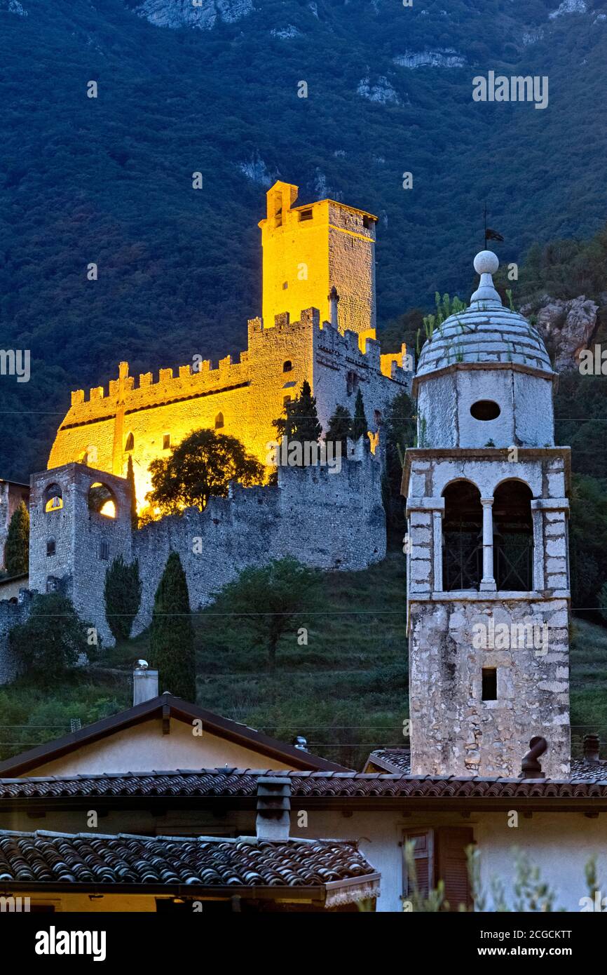 Das Schloss Avio und die Kirche Sant'Antonio in Sabbionara. Vallagarina, Provinz Trient, Trentino-Südtirol, Italien, Europa. Stockfoto