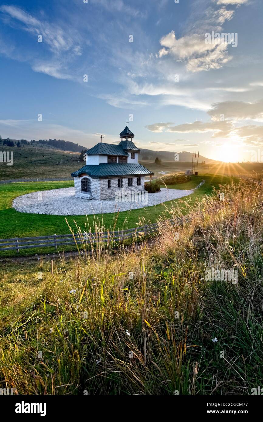 Sonnenuntergang an der Kirche Santa Zita. Vezzena Pass, Levico Terme, Provinz Trient, Trentino-Südtirol, Italien, Europa. Stockfoto