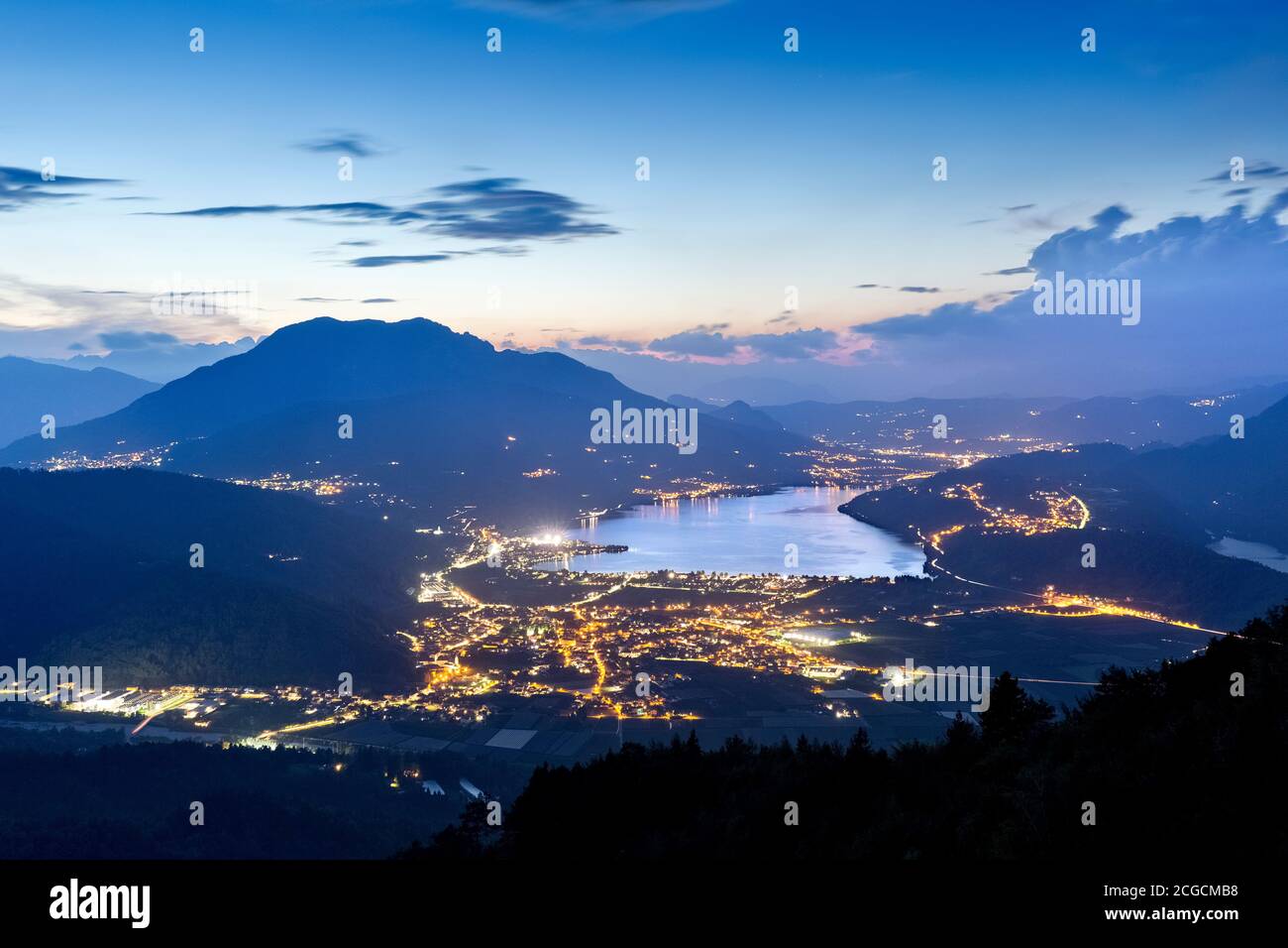 Dämmerung auf dem Caldonazzo See. Valsugana, Provinz Trient, Trentino-Südtirol, Italien, Europa. Stockfoto