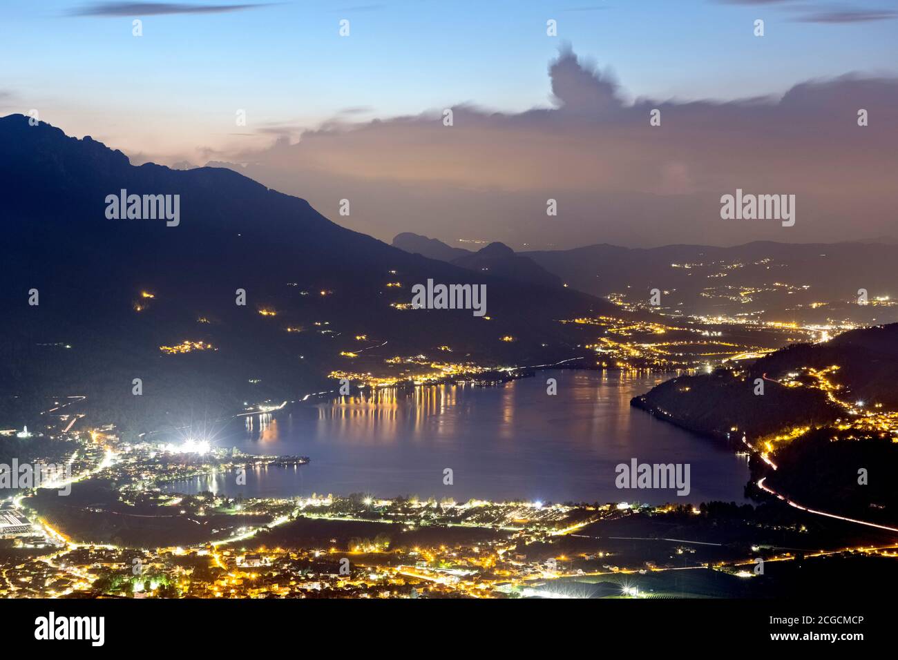 Dämmerung auf dem Caldonazzo See. Valsugana, Provinz Trient, Trentino-Südtirol, Italien, Europa. Stockfoto