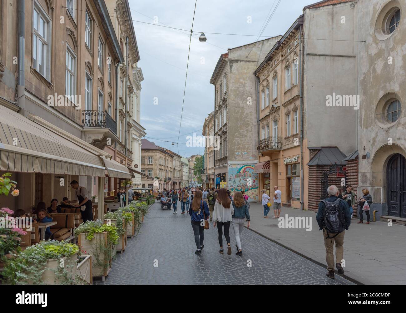Unbekannte Menschen auf einer Fußgängerzone in der Altstadt von Lviv, Ukraine Stockfoto