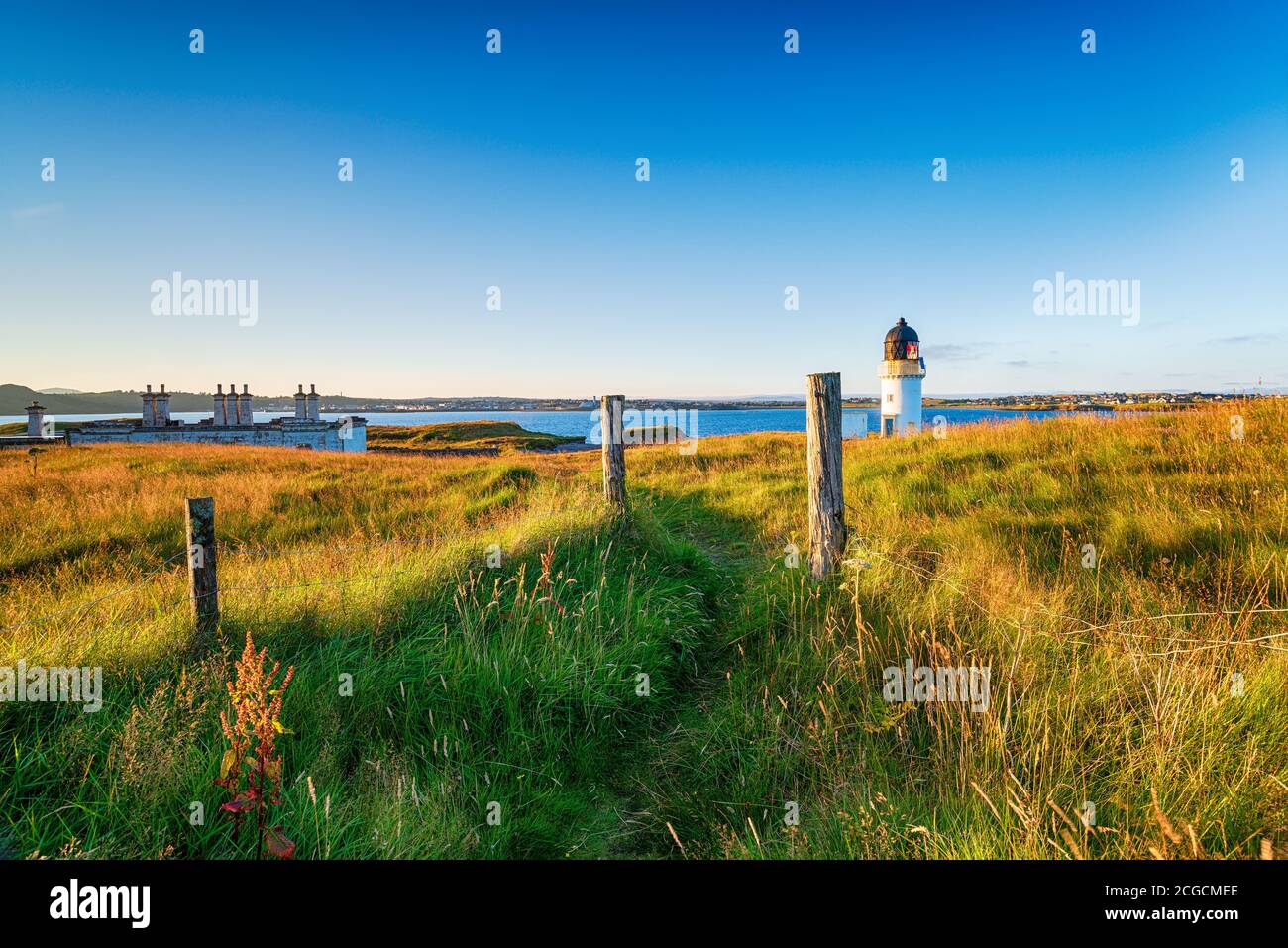 Der Leuchtturm und Küstenwache Hütten am Arnish Point auf der Eintritt zum Hafen von Stornoway auf der Isle of Lewis in Schottland Stockfoto