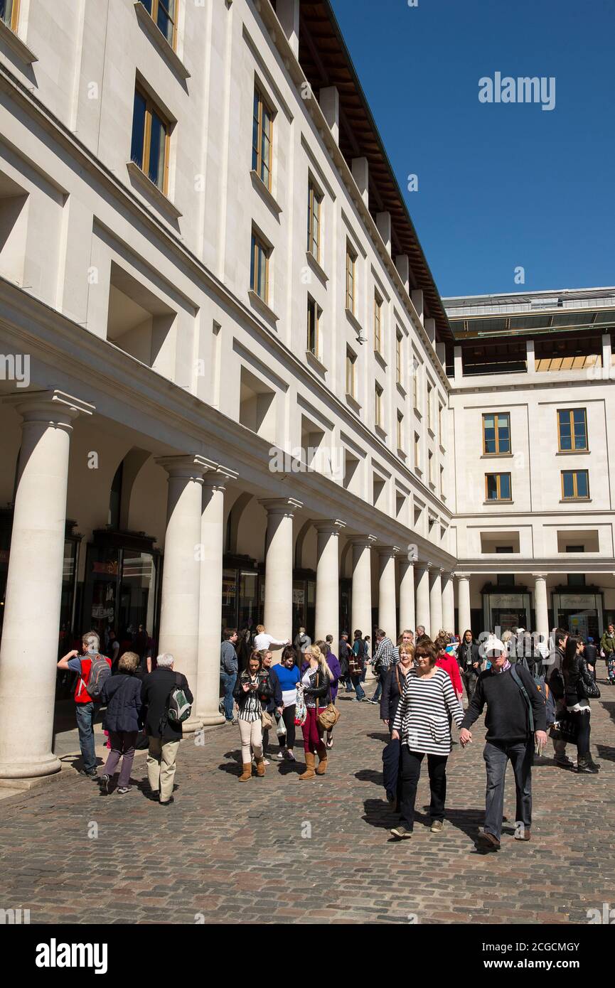 Touristen besuchen Londons berühmten Covent Garden, England. Stockfoto