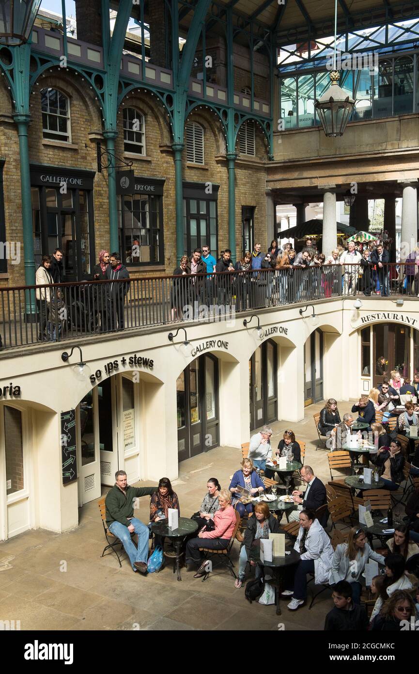 Touristen essen in Londons berühmtem Covent Garden, England. Stockfoto