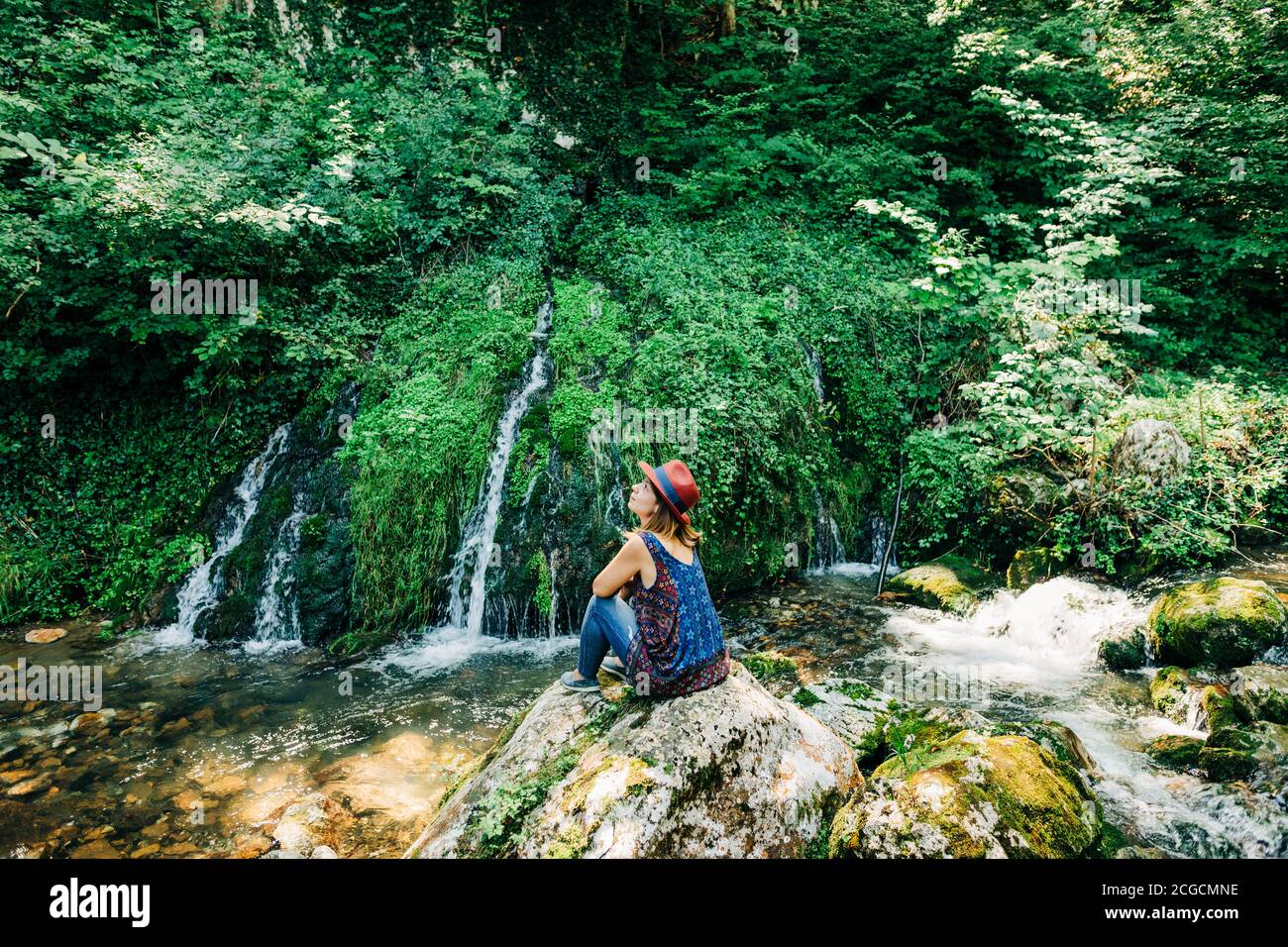 Junge weibliche Natur Entdecker genießen an den Wasserfällen Stockfoto