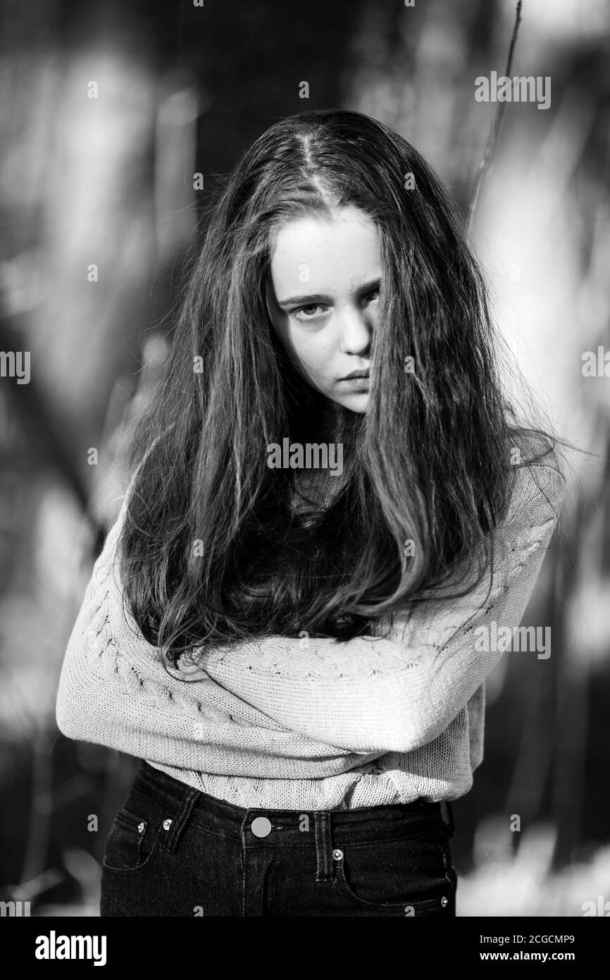 Portrait eines Teenagers im Freien. Schwarzweiß-Foto. Stockfoto