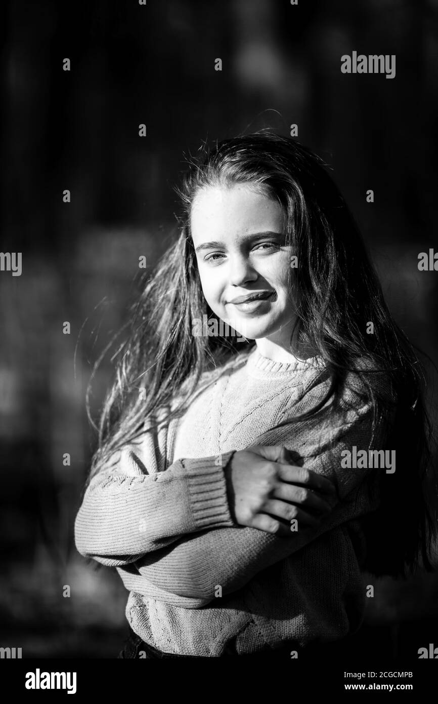 Portrait eines Mädchens mit langen Haaren im Park. Schwarzweiß-Foto. Stockfoto