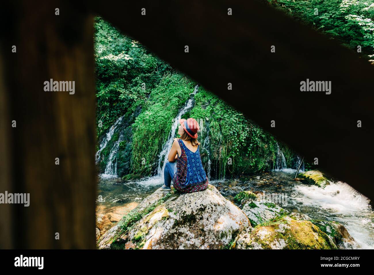 Junge weibliche Natur Entdecker genießen an den Wasserfällen Stockfoto