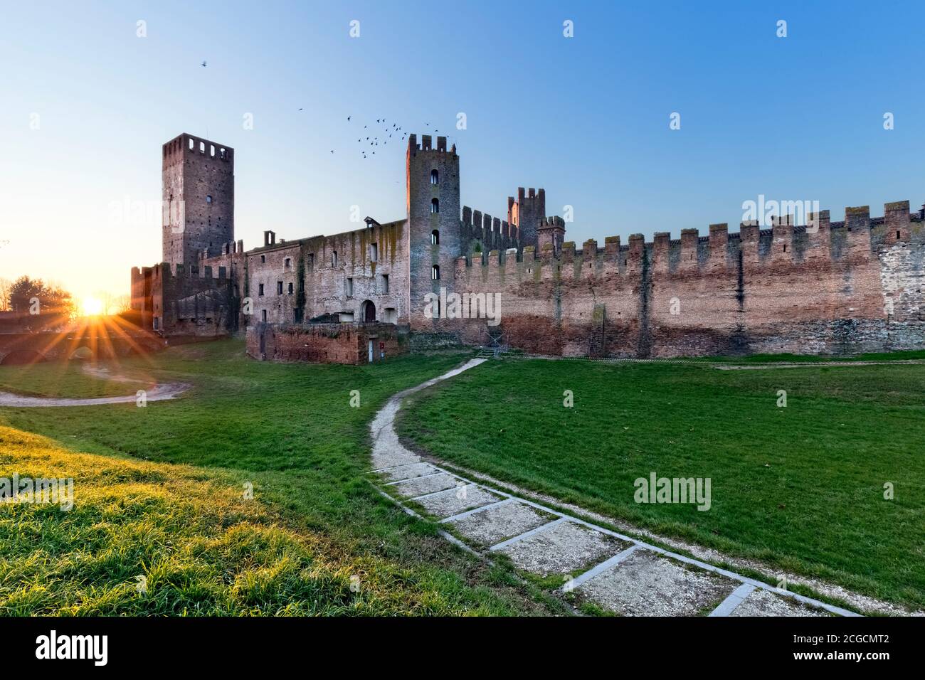 Sonnenuntergang auf der Burg San Zeno in Montagnana. Provinz Padua, Venetien, Italien, Europa. Stockfoto