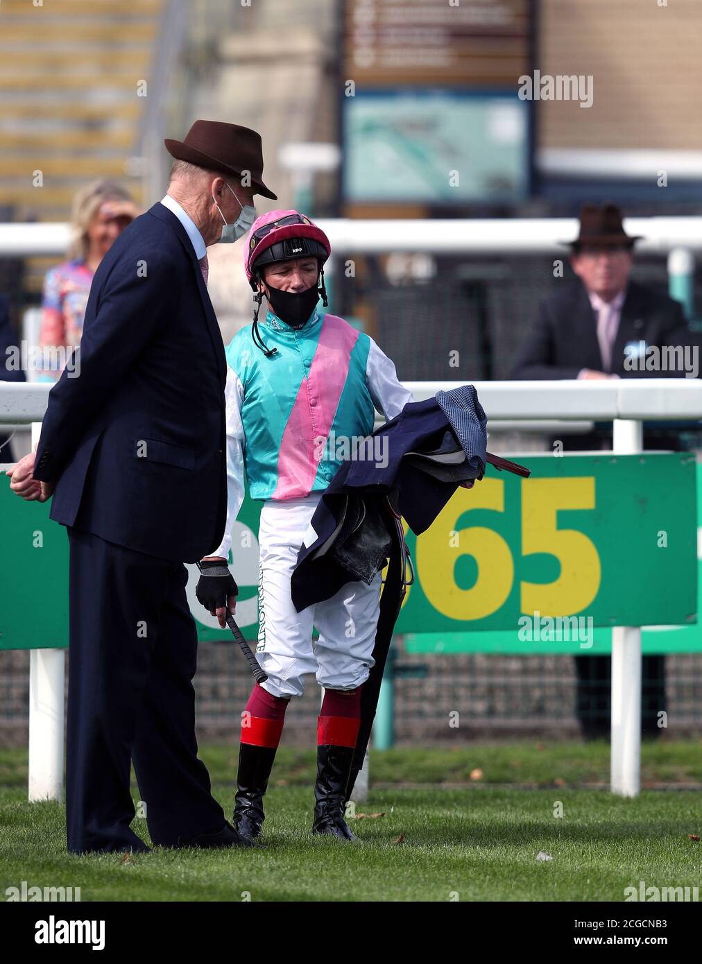 Jockey Frankie Dettori und Trainer John Gosden nach dem Gewinn der Sky Sports Racing Sky 415 Conditions Einsätze mit Logiker am zweiten Tag des William Hill St Leger Festivals auf der Doncaster Racecourse. Stockfoto