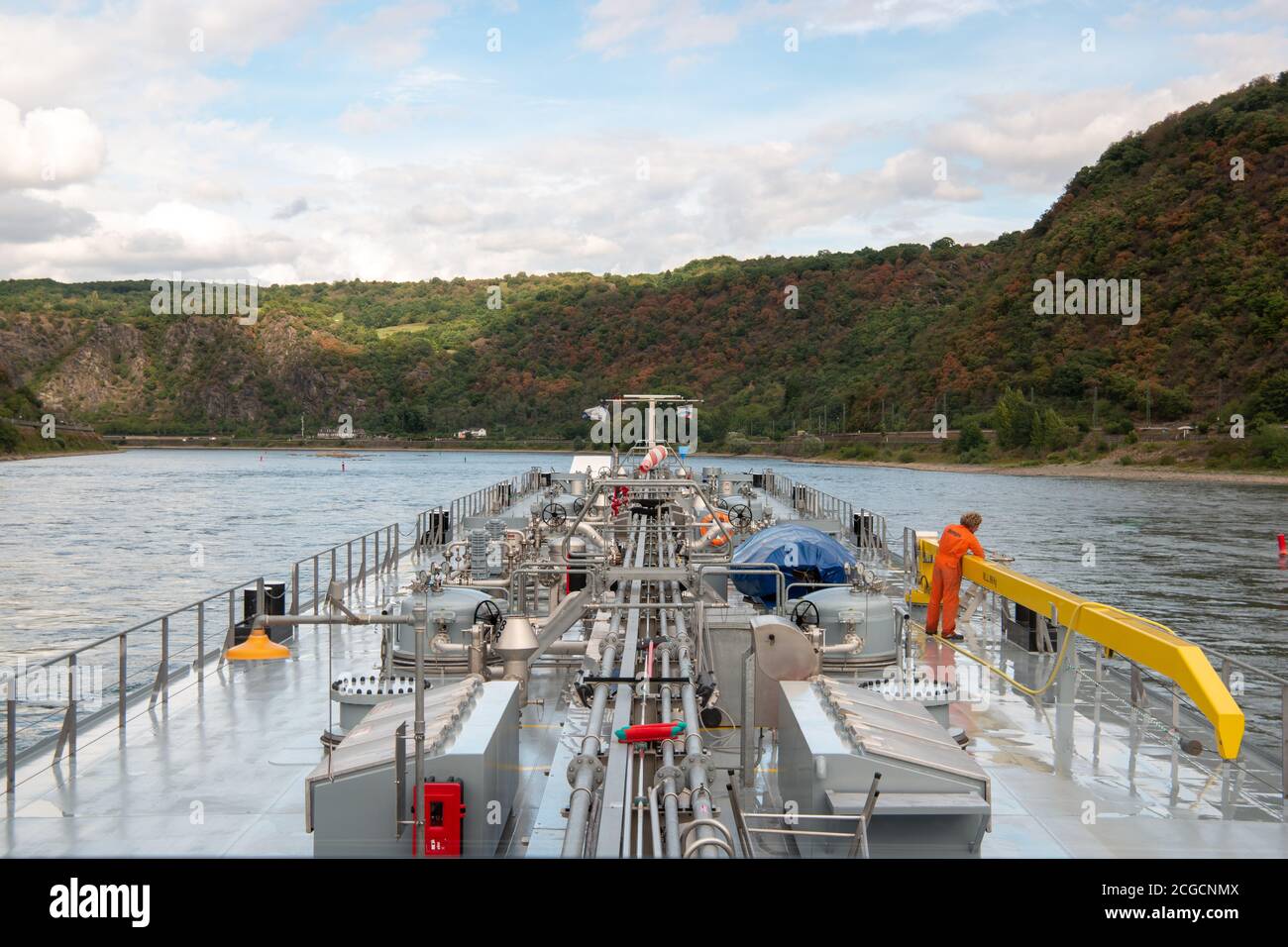 Koblenz August 2020, Binnenschifffahrt auf dem rhein mit Containern, Großcontainern und Öltankern auf dem rhein in Deutschland Stockfoto