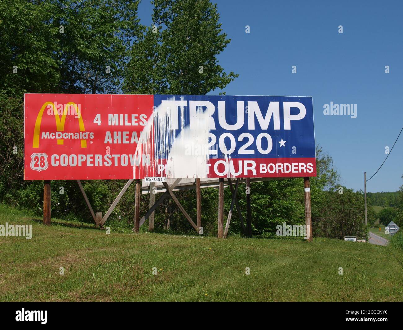 Milford, NY / USA - 4. Juni 2020: Trump Wiederwahl Plakatwand im Juni 2020 auf dem Höhepunkt der Covid-Ausbruch und BLM-Proteste vandalisiert Stockfoto