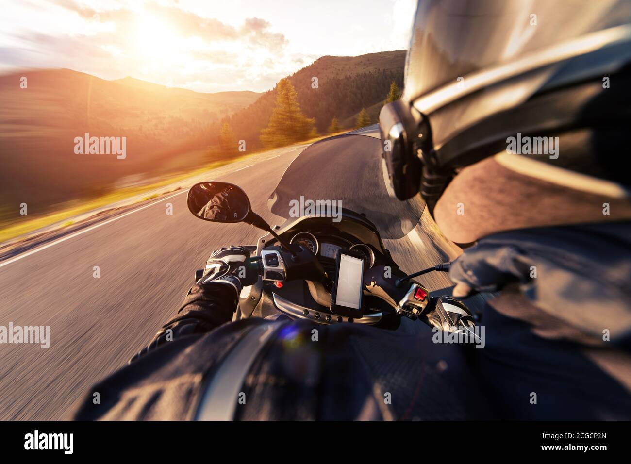 POV des Motorradfahrers auf der Alpinen Straße. Outdoor-Fotografie. Reisen und Sport, Geschwindigkeit und Freiheit Konzept Stockfoto