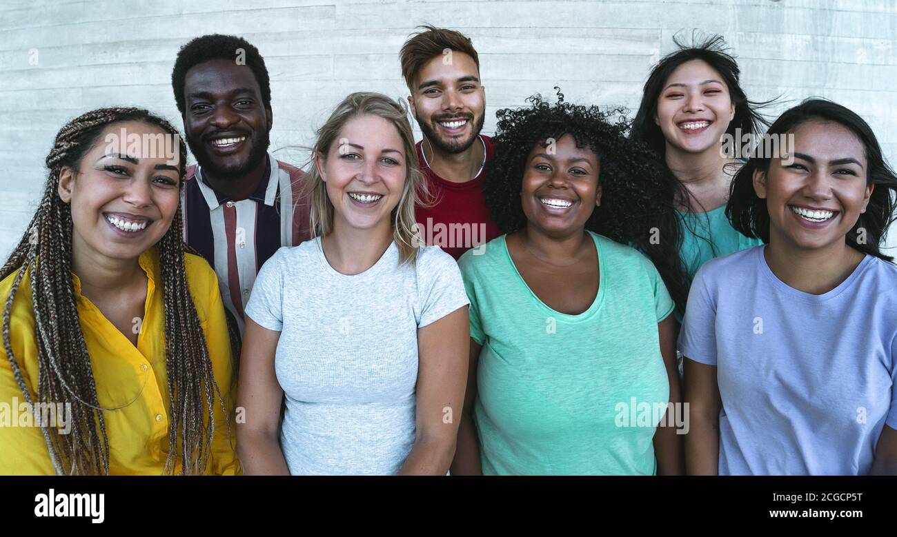 Gruppe multirassische Freunde, die Spaß im Freien haben - Junge Leute von Unterschiedliche Kultur und Rasse - Vielfalt und Jugend tausendjährige Generation Konzept Stockfoto