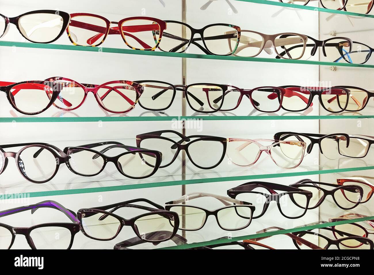 Brillenrahmen im Brillengeschäft Stockfoto