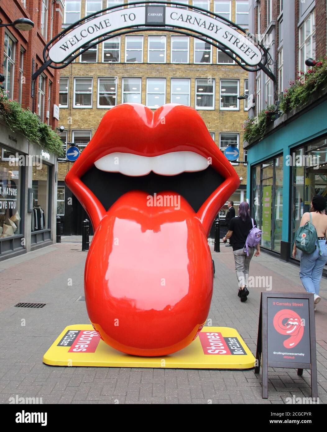 London, Großbritannien. September 2020. Rolling Stones Logo steht in der Carnaby Street.der offizielle Rolling Stones Store, RS No. 9, wird in der Londoner Carnaby Street eröffnet. Kredit: SOPA Images Limited/Alamy Live Nachrichten Stockfoto