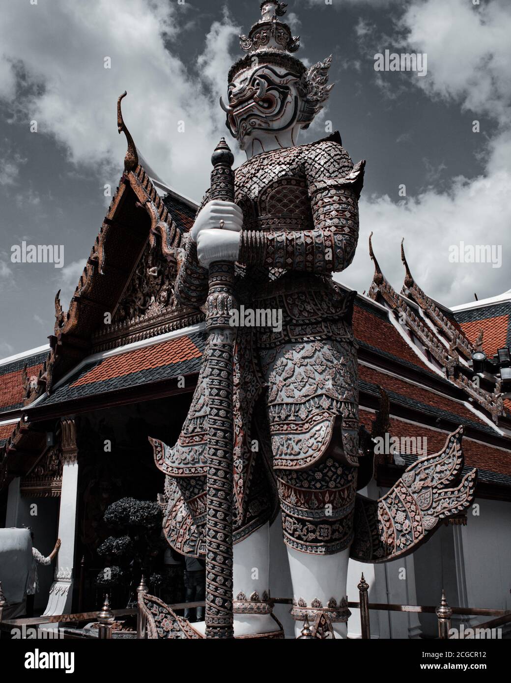 Klassisches Thailand wat arun Grand Palace bangkok asiatische Kultur Yak yak Statue wunderschön Wolken Hintergrund Tageslicht Tag Reise Urlaub heiß Wetter Stockfoto