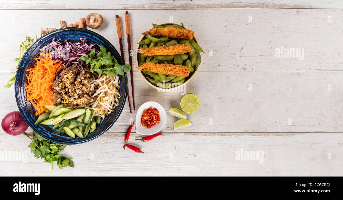 Draufsicht Komposition von Bun bo nam bo vietnamesisches Essen in Schüssel, freier Platz für Text Stockfoto
