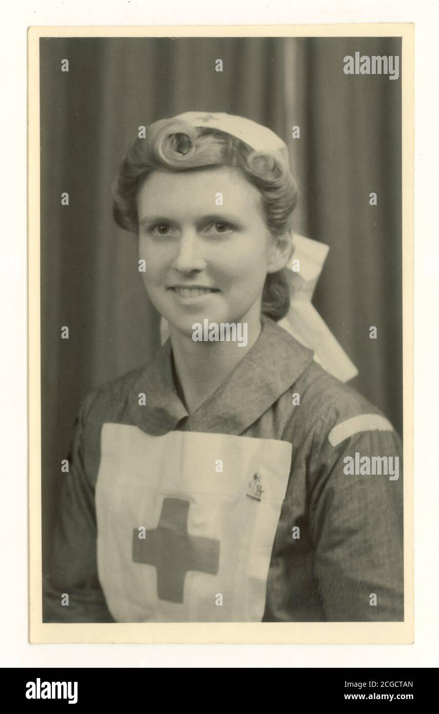 Foto aus der Zeit des 2. Weltkriegs, Porträt einer freiwilligen Hilfskampers des Roten Kreuzes (VAD-Krankenschwester, Southfields, Putney, Wandsworth, London, Großbritannien) Stockfoto