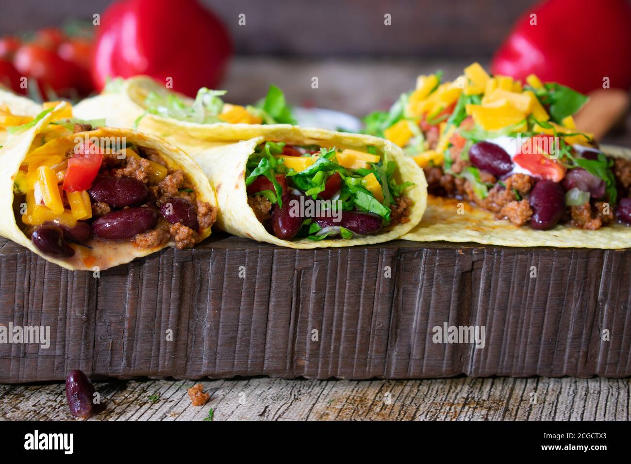 Hausgemachte Burritos mit Hackfleisch und Kidney Bohnen auf einem Rustikales Holzbrett - bereit zu essen Stockfoto