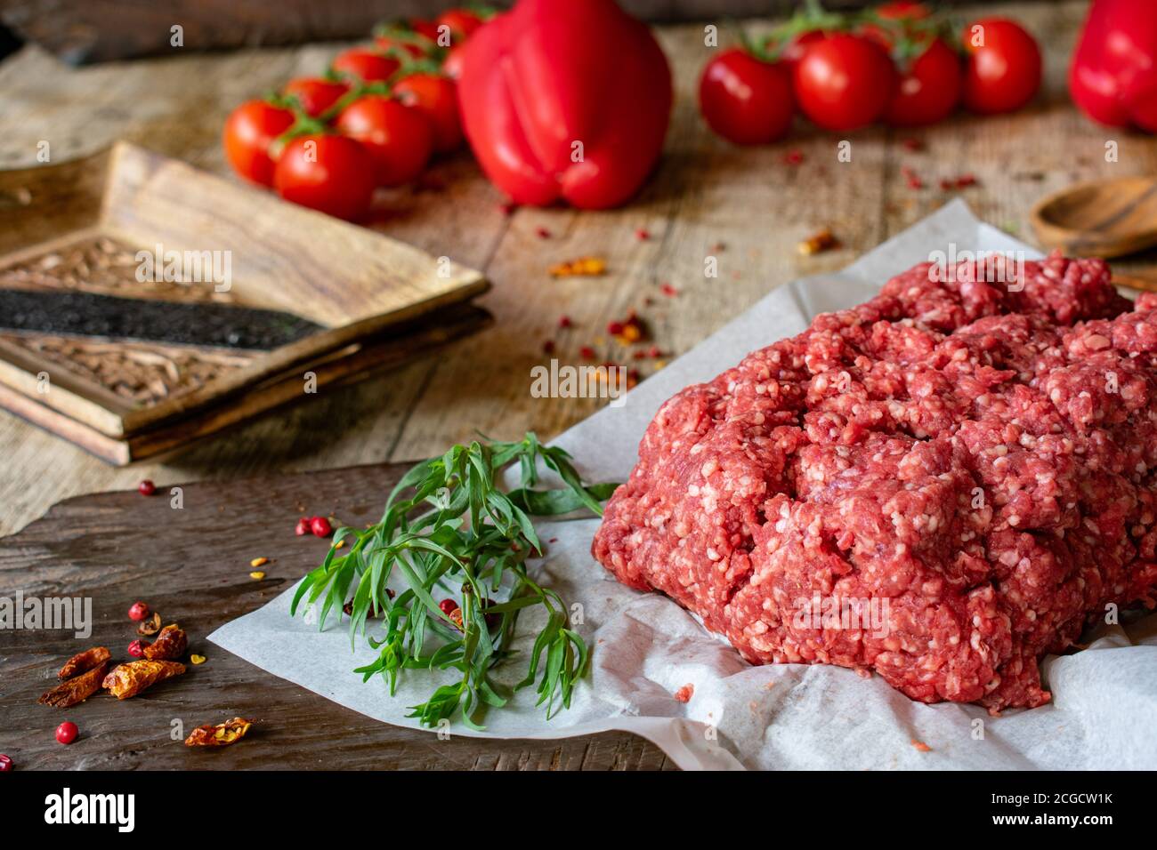 Frisches und rohes Hackfleisch, Hackfleisch aus einem Metzger auf Holztisch Hintergrund Stockfoto