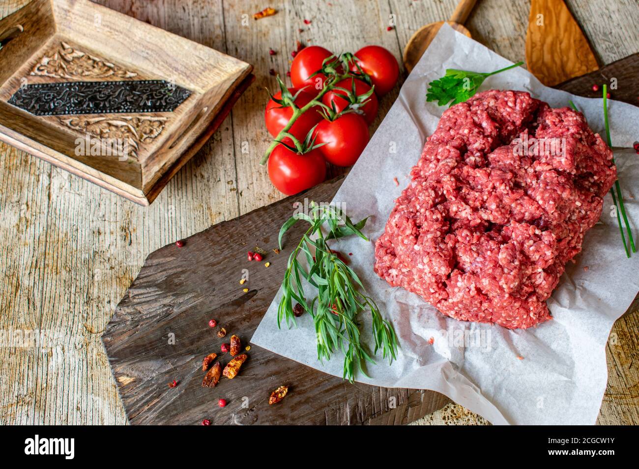 Frisches und rohes Hackfleisch, Hackfleisch aus einem Metzger auf Holztisch Hintergrund Stockfoto