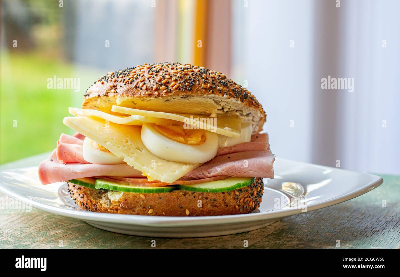 Leckeres Frühstückssandwich mit Schinken, Käse, Eier auf einem Teller serviert Stockfoto