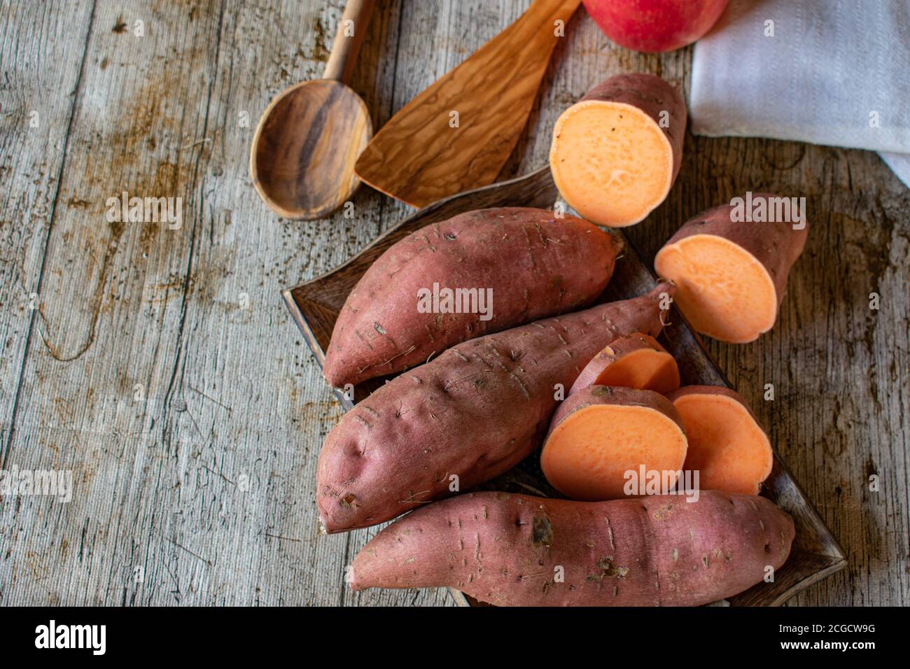 Süßkartoffeln auf Holztisch Stockfoto