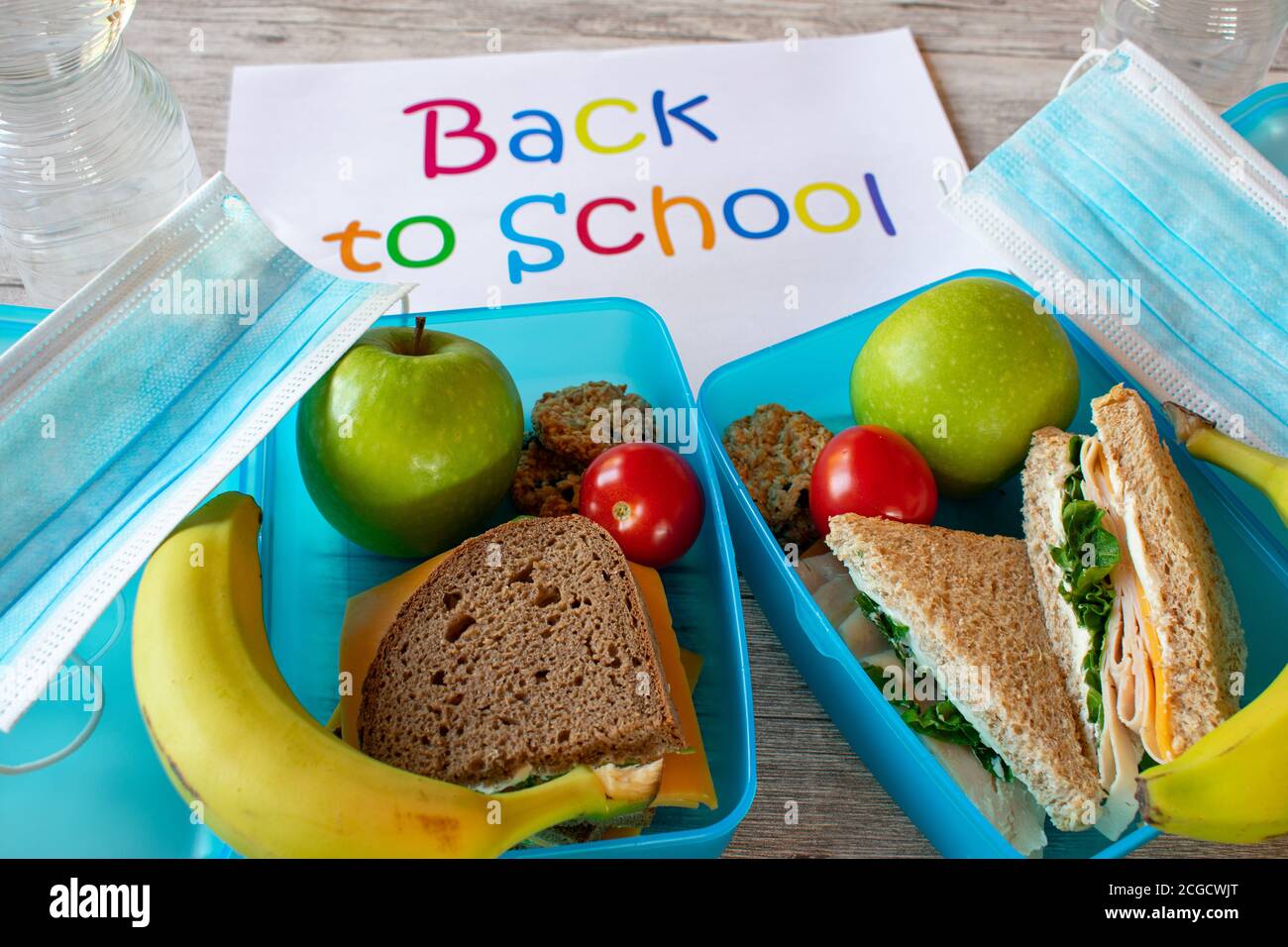 Zurück in die Schule. Lunchbox mit Nahrung und Mundschutz Maske Stockfoto