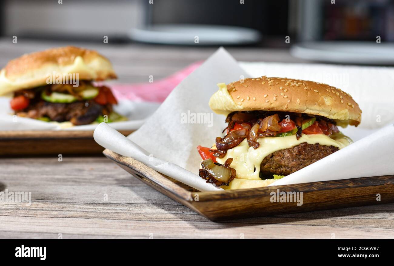 Köstlicher Gourmet-Cheeseburger mit glasierten karamellisierten roten ...
