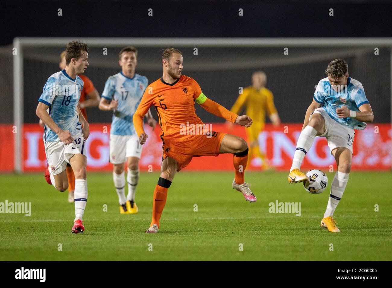 08-09-2020: Sport : Jong Oranje gegen Jong Noorwegen Jong Oranje Spieler Teun Koopmeiners und Jong Noorwegen Spieler Hakon Evjen während des Spiels Jong Or Stockfoto