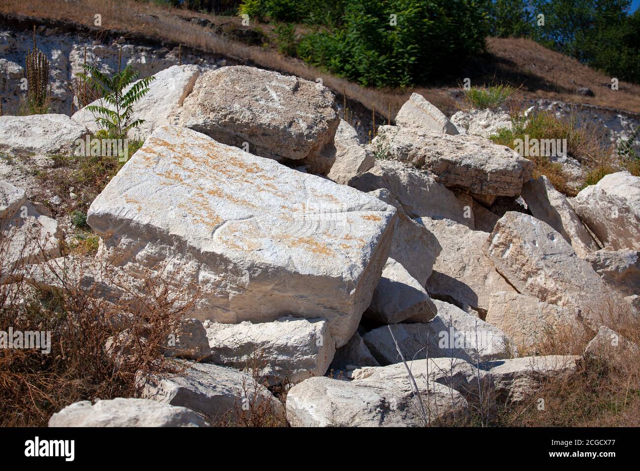 Gro e Steinbl cke Verlassene Steinbr che Stockfotografie Alamy gro-e-steinbl-cke-verlassene-steinbr-che-stockfotografie-alamy