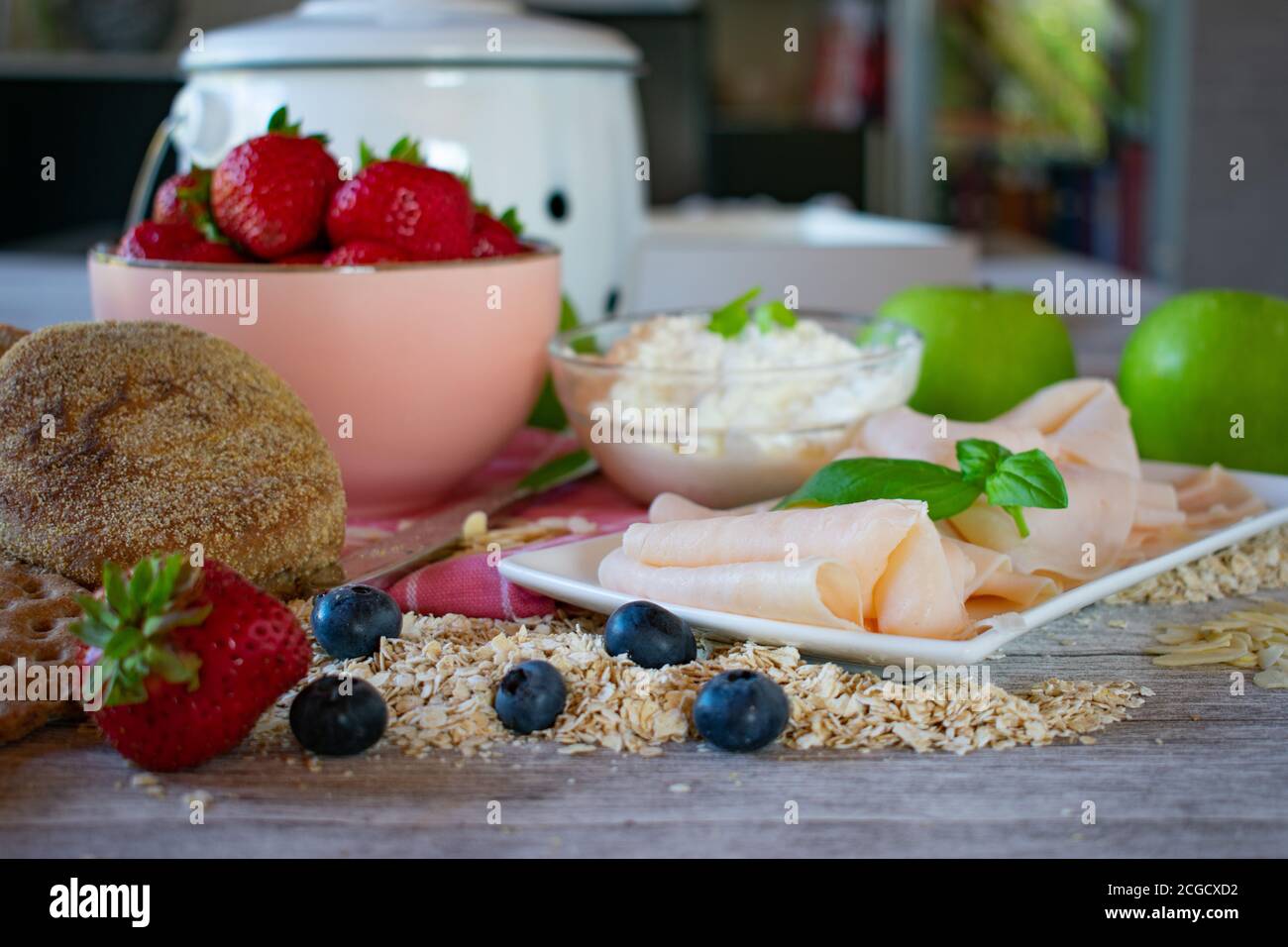 Gesundes Frühstück Vollkornkost fettarm, kalorienarmes Brot, Obst und Eiweiß Stockfoto