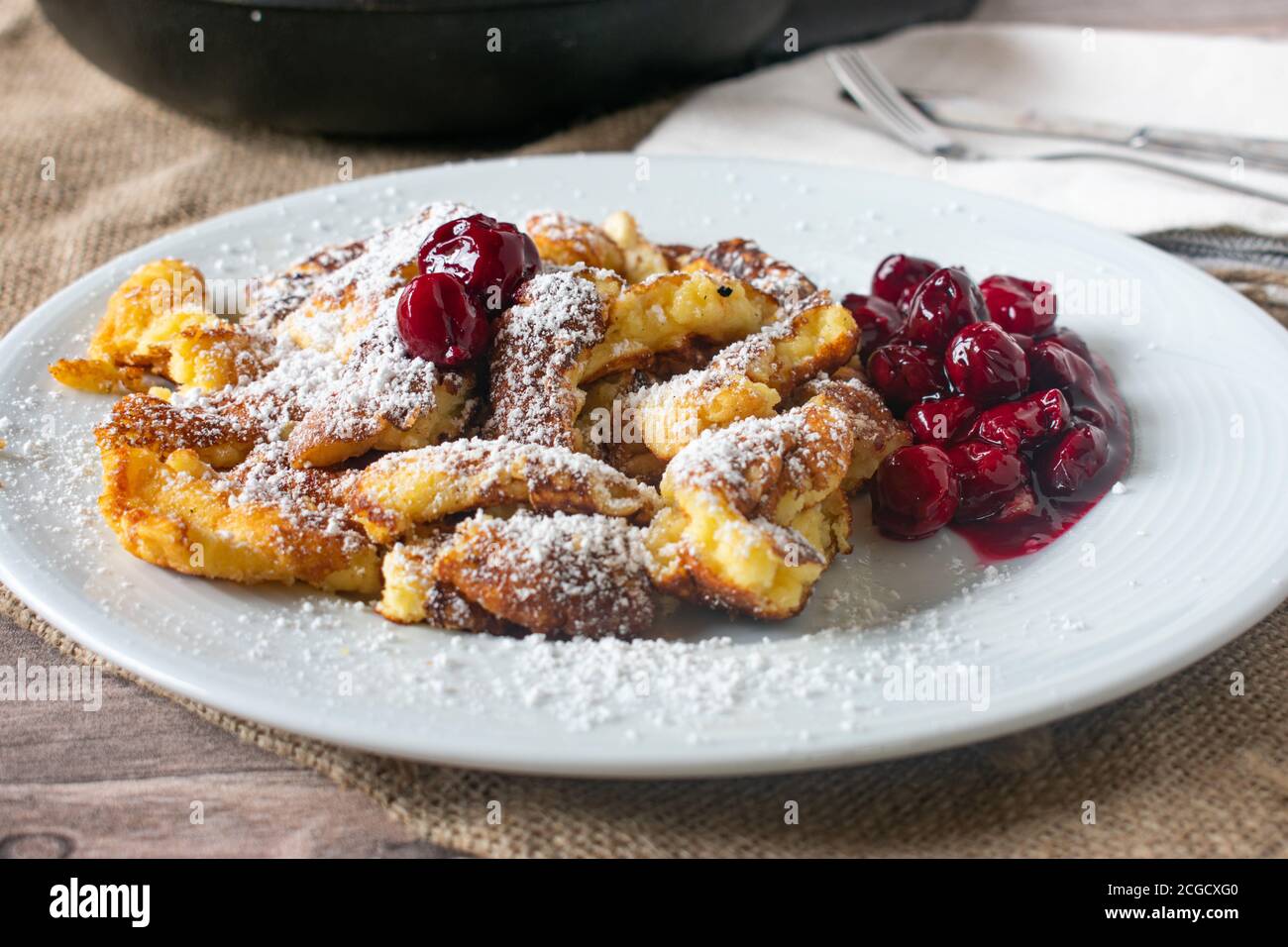 Kaiserschmarrn österreichischer Gourmet-Pfannkuchen Stockfoto