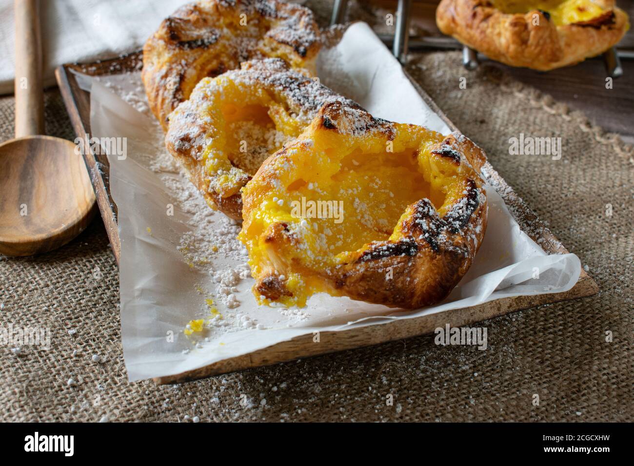 Hausgemachtes Puffgebäck auf einem Holzteller - fertig Essen Stockfoto