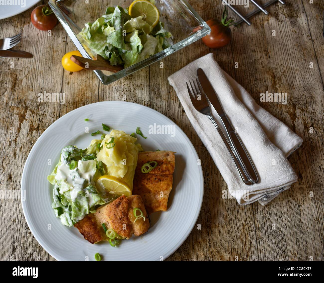 Lachsfilet mit Kartoffeln und Salat hausgemachter Fisch Abendessen Eine weiße Platte Stockfoto