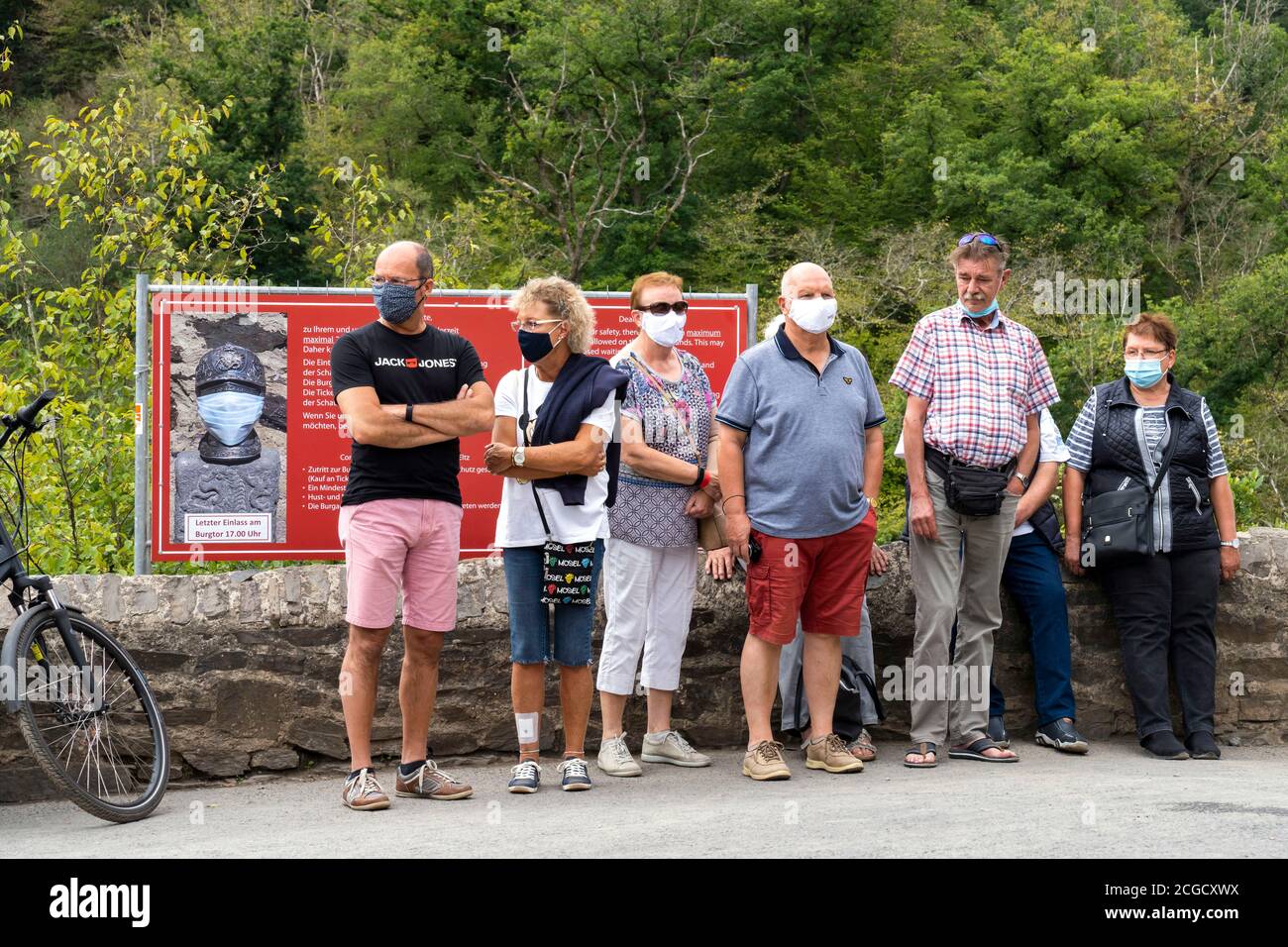 Cochem, Deutschland, 9. September 2020: Urlaub zu Hause: Aufgrund der durch die Corona-Krise verursachten Auslandsreisebeschränkungen verbringen viele Deutsche ihren Urlaub im eigenen Land. Besucher stehen am Eingang zur Burg Eltz in Rheinland-Pfalz, zu der nicht mehr als 200 Personen zugelassen sind und Wartezeiten von mehr als einer Stunde akzeptieren Stockfoto
