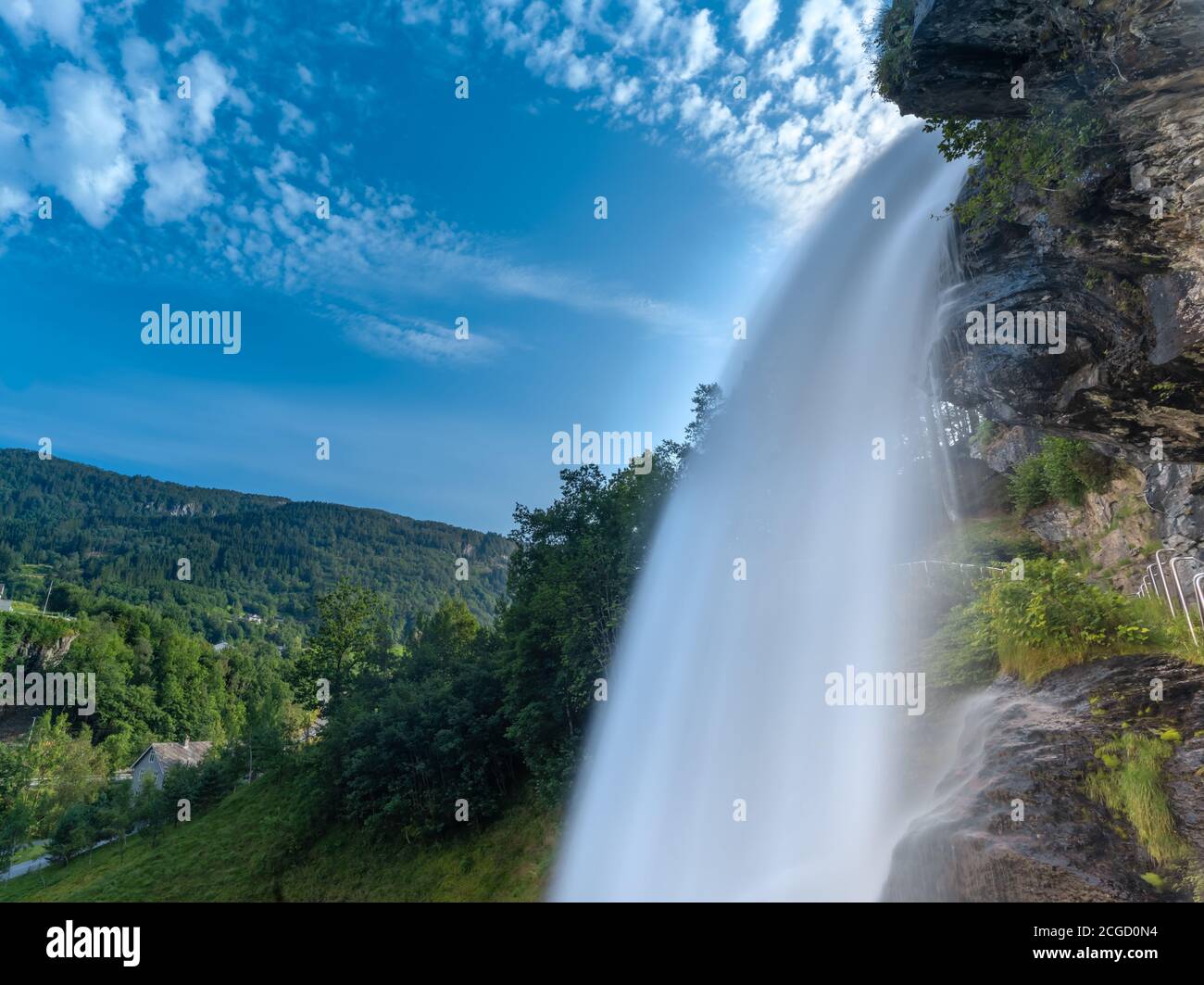 Steinsdalsfossen (auch ovsthussfossen oder ofthussfossen genannt) Wasserfall im Dorf Steine, Kvam, Vestland, Norwegen. Kaiser Wilhelm II. Besuchte i Stockfoto