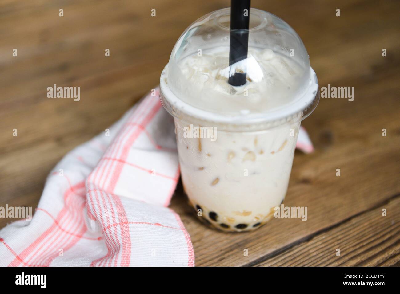 Taiwan Milchtee / Bubble Milchtee im Glas auf Der Holztisch Stockfoto
