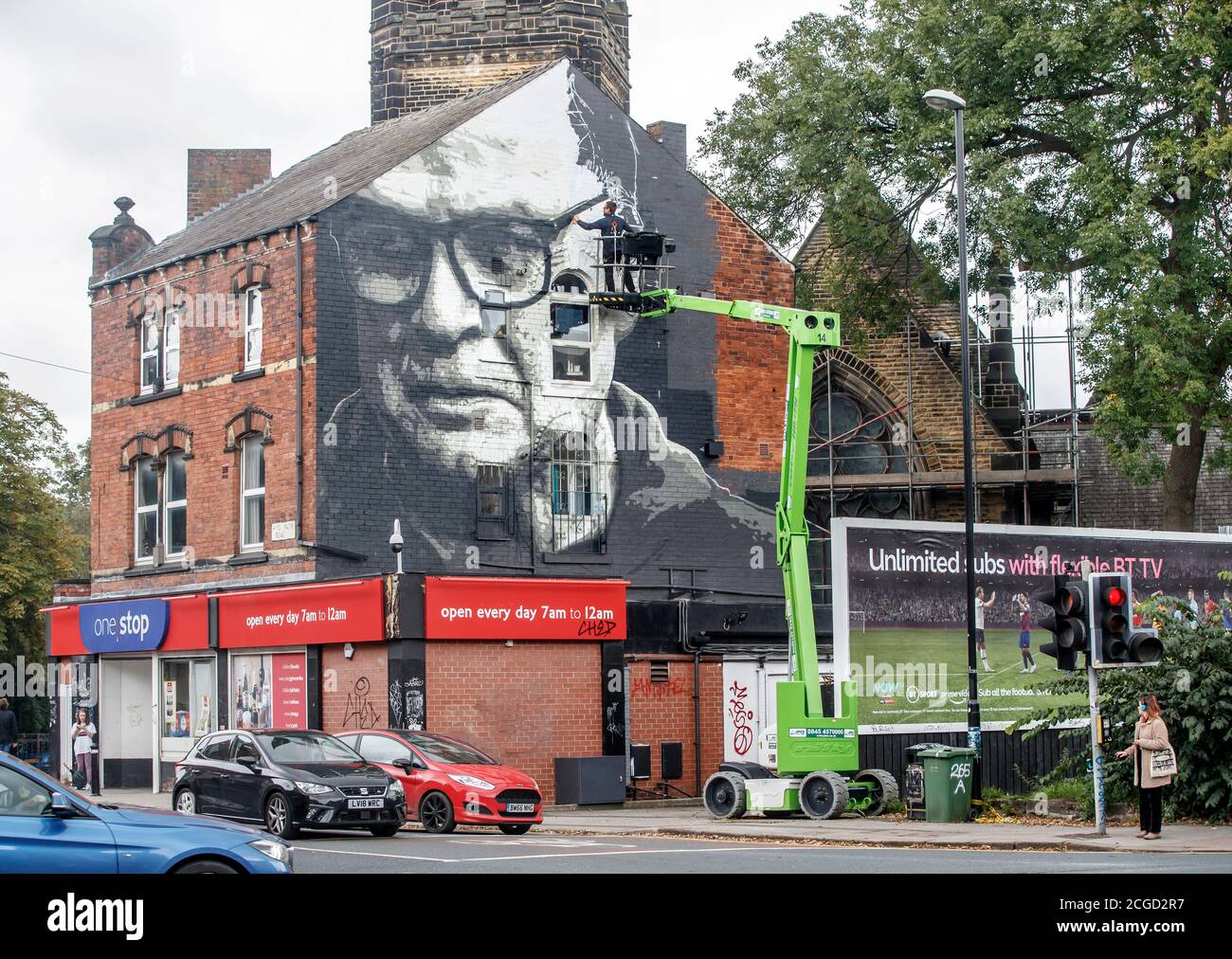 Der Künstler Irek Jasutowicz arbeitet an einem neuen Wandgemälde von Leeds United Manager Marcelo Bielsa in der Nähe des Hyde Park in Leeds. Der West Yorkshire Club wird ihre Rückkehr in die Premier League nach einer 16-jährigen Wartezeit mit einer Reise zum Champions Liverpool am Samstag markieren. Stockfoto